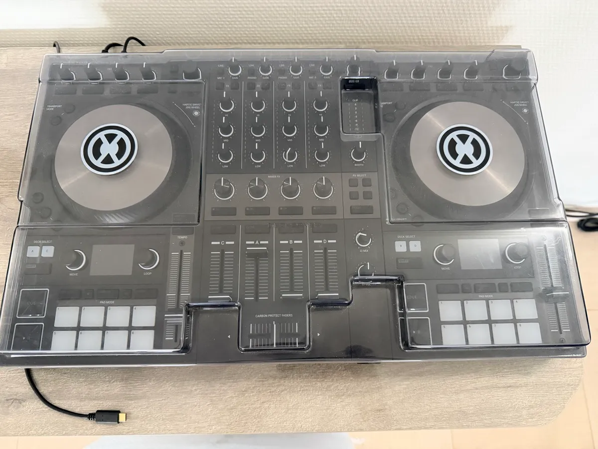 Traktor S4 Mk3 DJ Controller with Cover 2