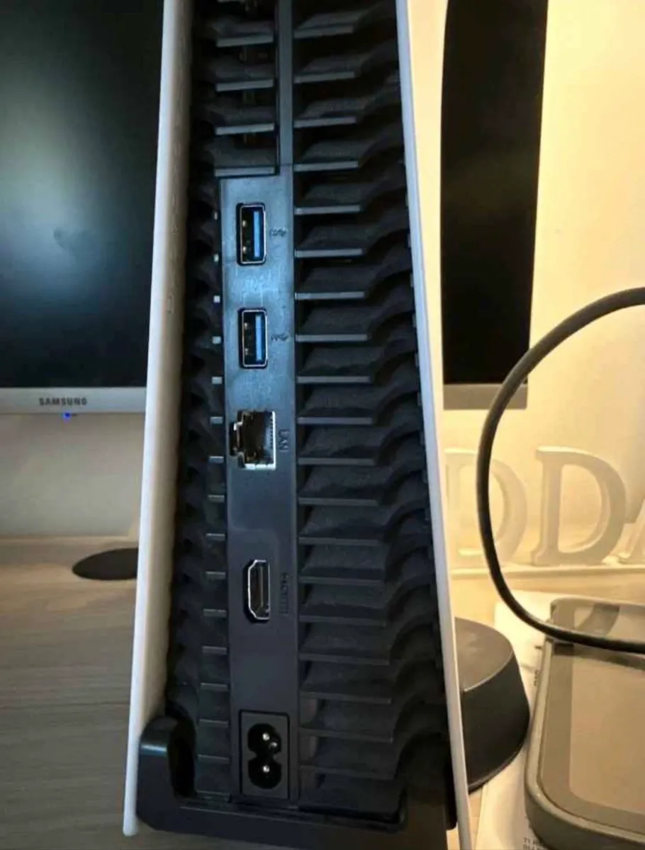 Playstation 5 825gb + 2 controller 2