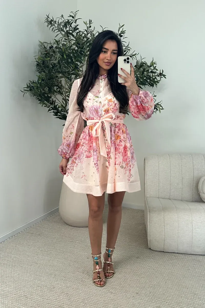 Robe courte à motifs imprimées et ceinture taille