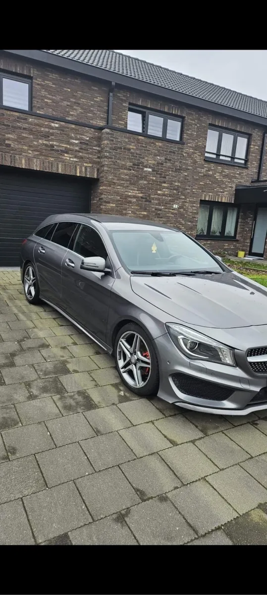 Voiture Mercedes-Benz grise 2