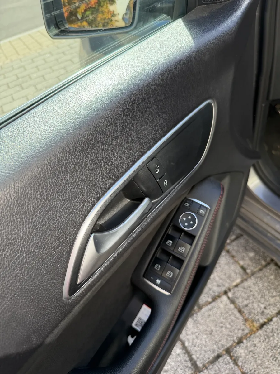 Voiture Mercedes-Benz grise 3
