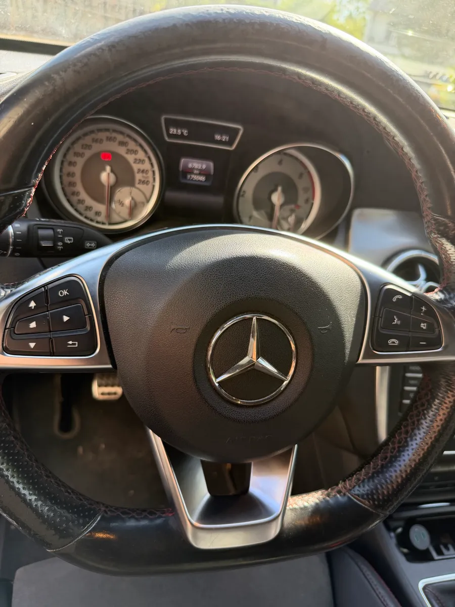 Voiture Mercedes-Benz grise 4