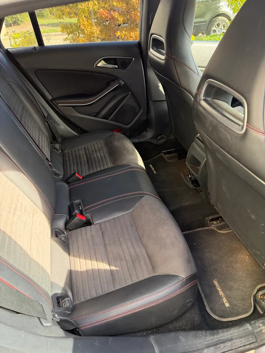 Voiture Mercedes-Benz grise 5