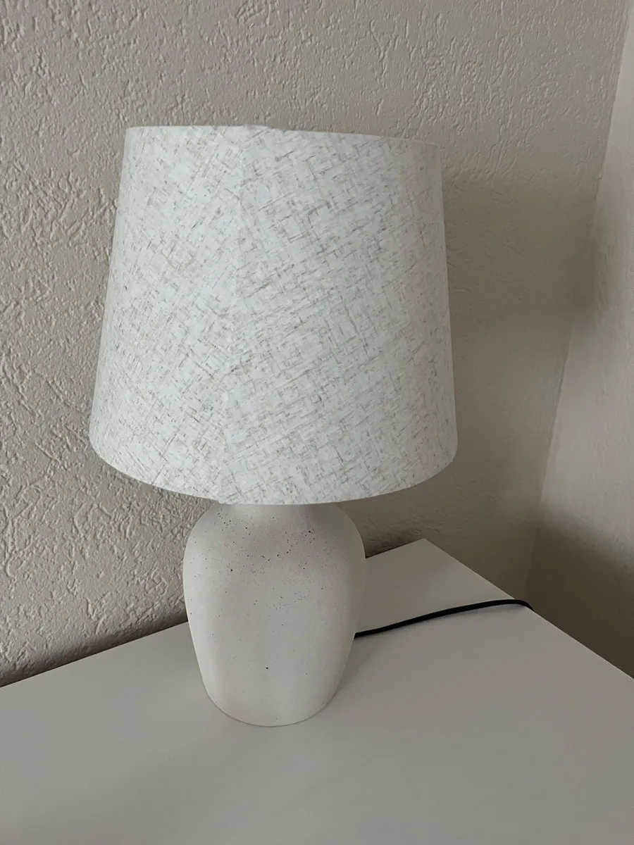 White Table Lamp ("BLIDVÄDER") 2