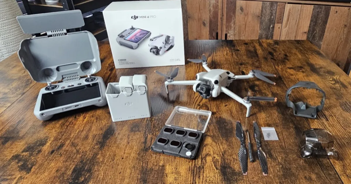 DJI Mini 4 Pro Fly More Combo avec DJI RC 2 4