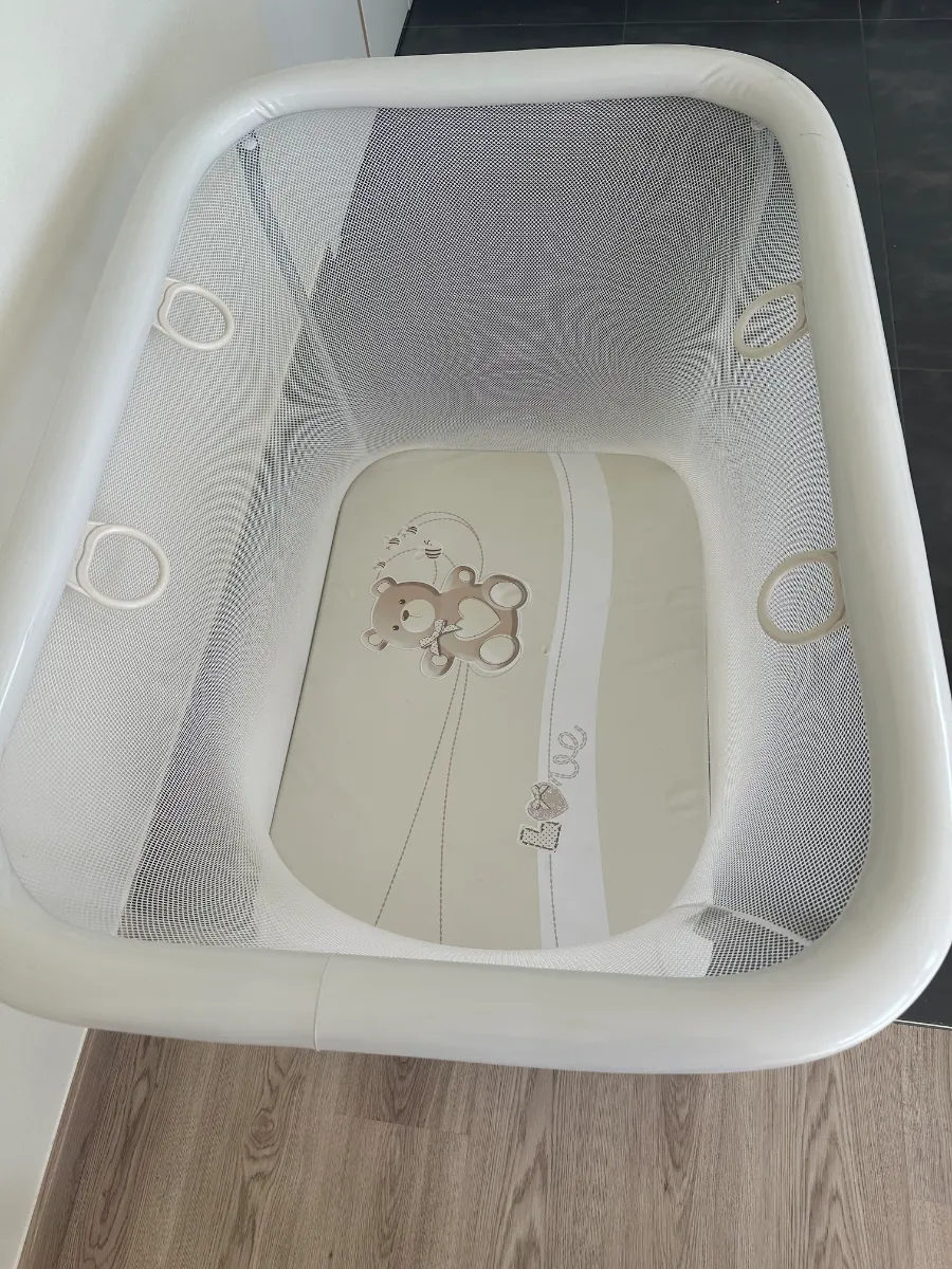 Cuna portátil para bebé y sus  juguetes 4