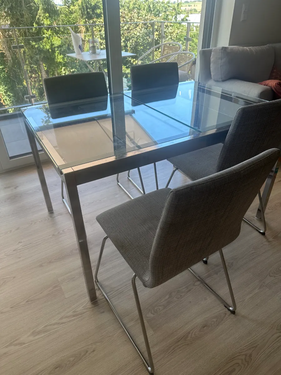 Mesa de comedor con 4 sillas 3